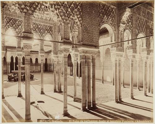 Granada. El Patio de los Leones desde el templete Poniente (Alhambra)