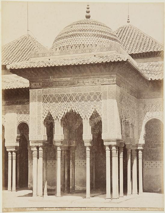 Granada. Alhambra. Templete de Levante, en el Patio de los Leones