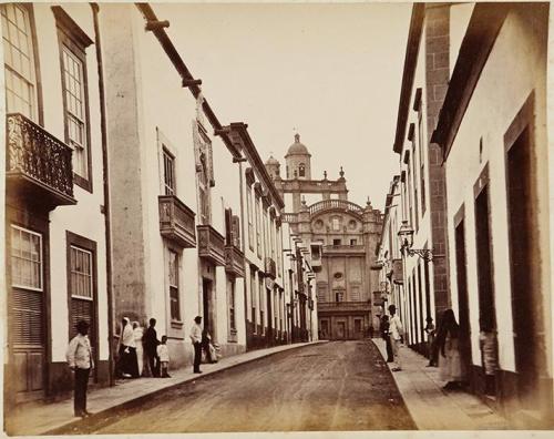 (Una calle de las Palmas de Gran Canaria, detrás de la Catedral)