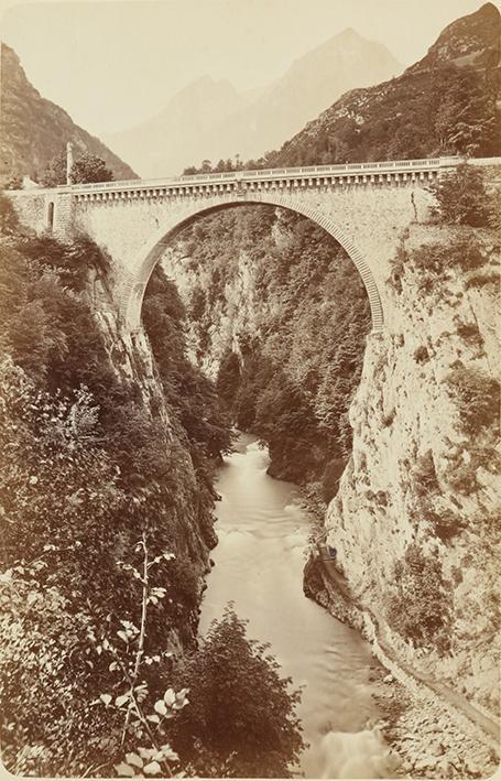 St. Sauveur. Le pont Napoléon pris de la route de Gavarnie