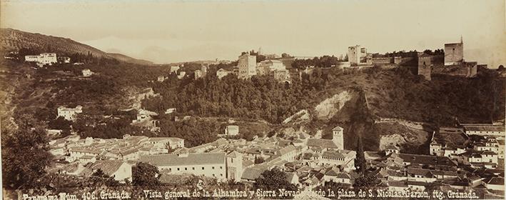 Granada. Vista general de la Alhambra y Sierra Nevada desde la plaza de S. Nicolás