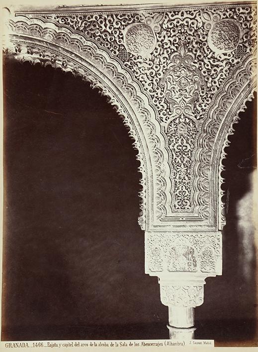 Granada. Enjuta y capitel del arco de la alcoba de la Sala de los Abecerrajes (Alhambra)