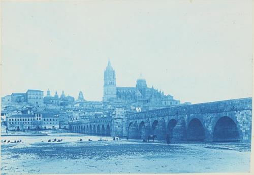 Salamanque: le pont romain sur le Tormes et la vieille cathédrale. À gauche, la nouvelle