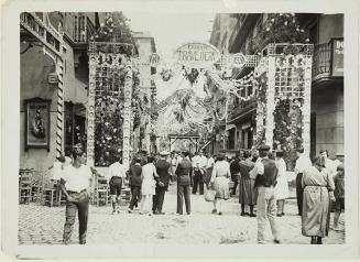 (Fiesta Mayor de la barriada de Gracia, una de las calles adornadas)