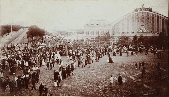 (Entierro de Castelar, salida de la Estación del Mediodía)