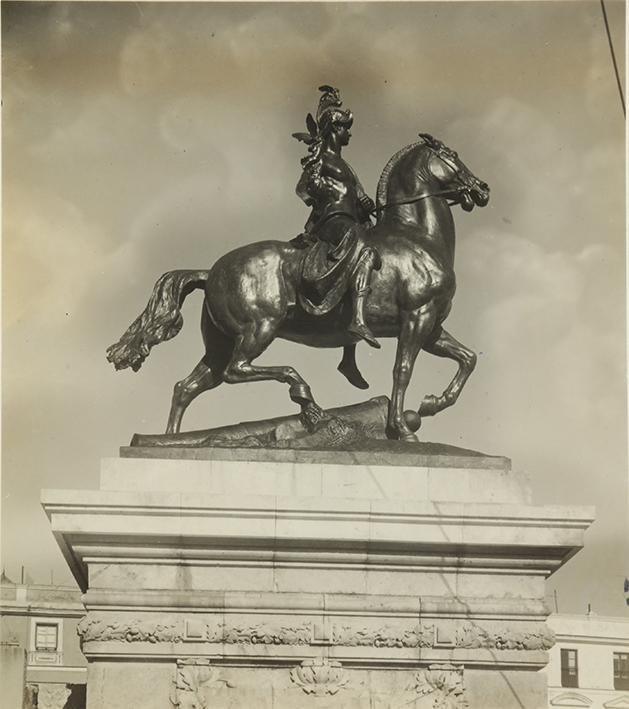 (Monumento escultura de hombre a caballo)