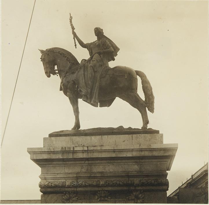 (Monumento escultura de mujer a caballo)