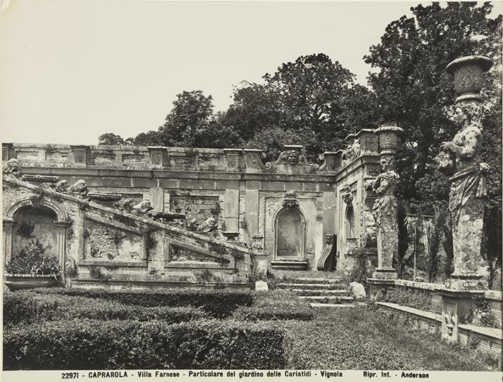 Caprarola. Villa Farnese. Particolare del giardino delle Cariatidi. Vignola