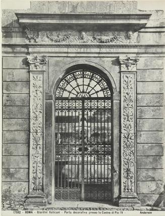 Roma. Giardini Vaticani. Porta decorativa presso la Casina di Pio IV