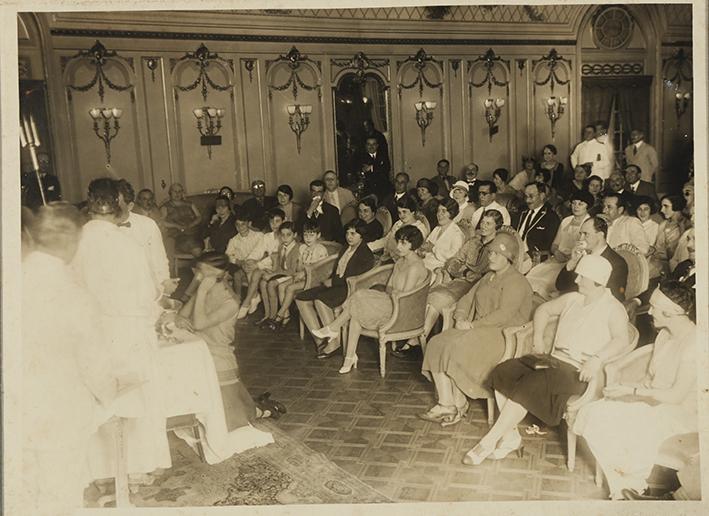 (En un salón del hotel Continental)
