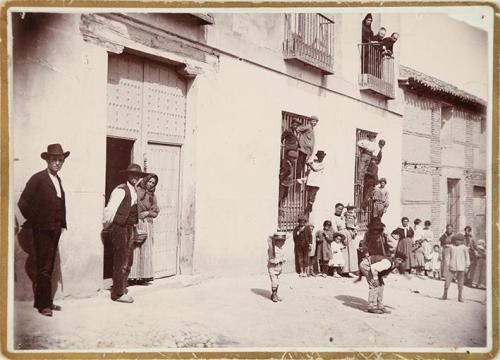 (Calle de pueblo con lugareños)