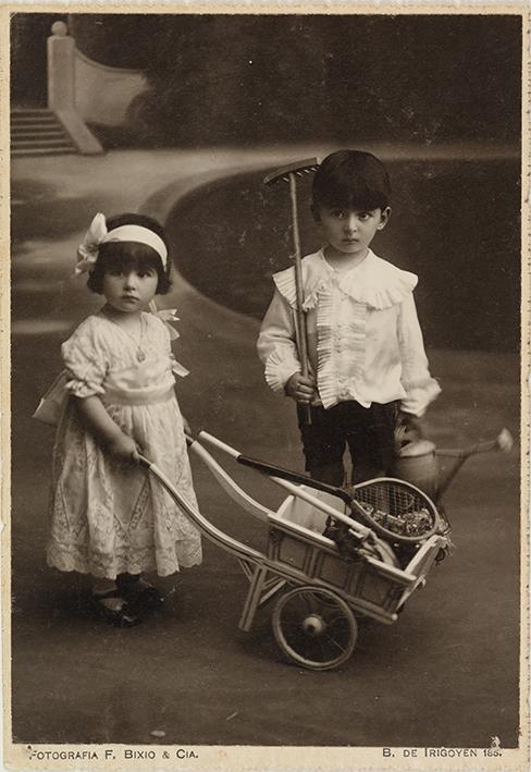 (Retrato de un niño y una niña con aparejos de jardinería)