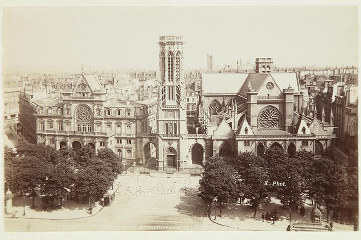 Paris. La Mairie du 1er Arrondissement et l´Église de Saint-Germaint ---