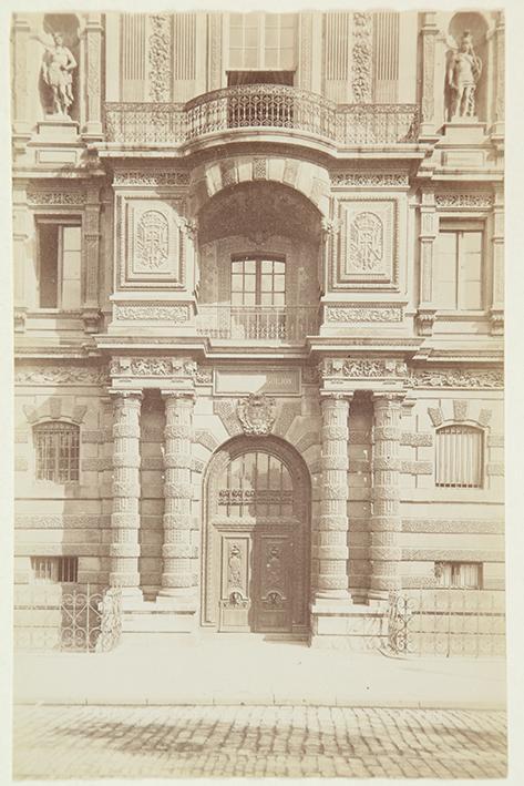 Porte de Jean Goujon. Palais du Louvre. París