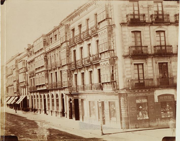 (Vista del Café Suizo en la calle de la Estación. Vitoria)