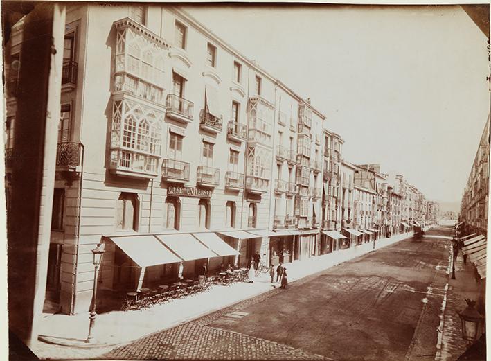 (Vitoria. Calle de la Estación tomada desde la esquina de la calle de Portas)