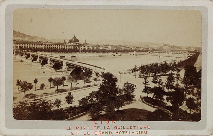 Lyon. Le pont de la Guillotière et les Grand Hotel-Dieu