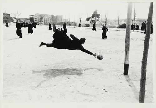 Madrid. (Seminalistas jugando al futbol)