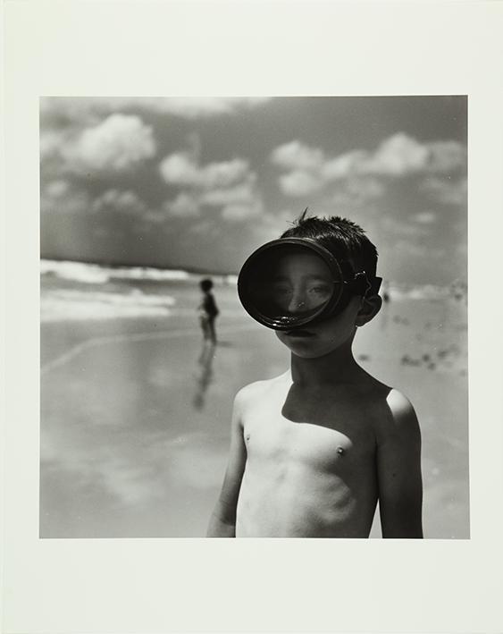 (Imagen en la playa de niño con gafas de buceo)