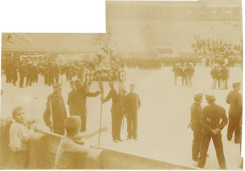 (Desfile militar en la plaza de toros de Valencia)