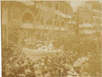 (Desfile de carrozas por una calle de Valencia)