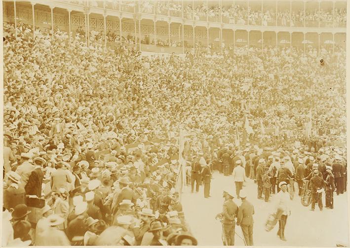 (Público en la plaza de toros de Valencia )