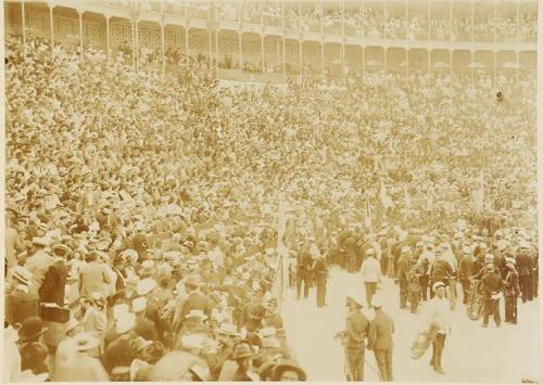 (Público en la plaza de toros de Valencia )