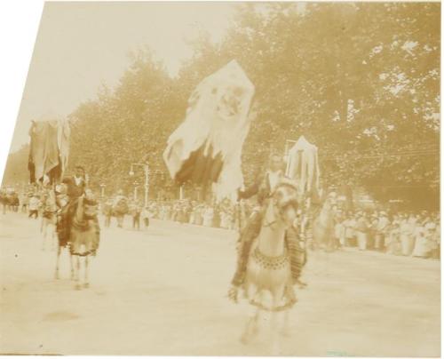 (Desfile con estandartes)