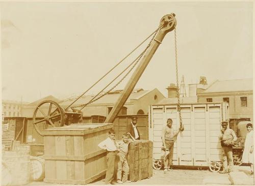 (Descargadores en el muelle)