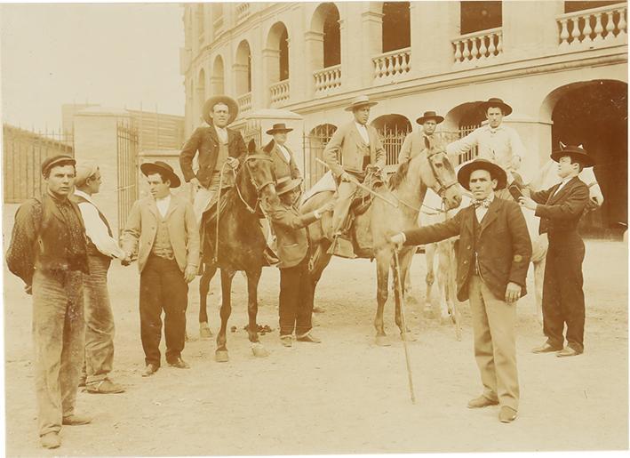 (Picadores ante la plaza de toros)