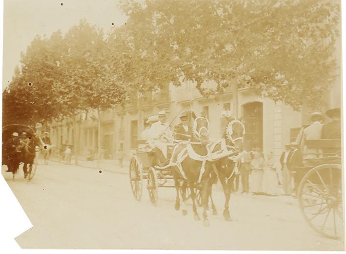 (Personajes en coche de caballos)