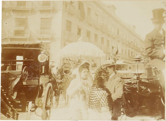 (Carruajes en una calle de Valencia)