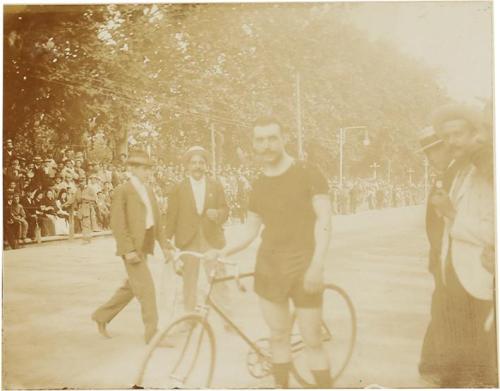 (Desfile, primer plano de hombre con bicicleta)