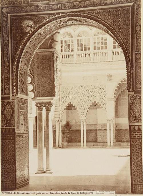 Sevilla. Alcázar. El patio de las Doncellas desde la Sala de Embajadores