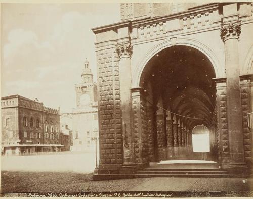 Bologna. Portico del Podestá e Piazza