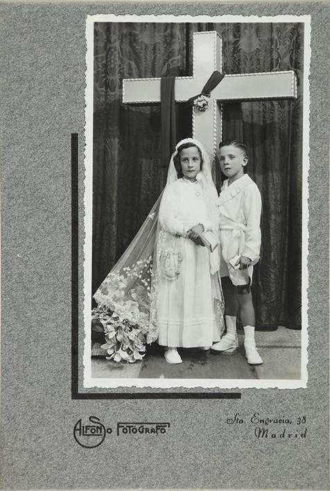 (Retrato de niño y niña en traje de Primera Comunión)