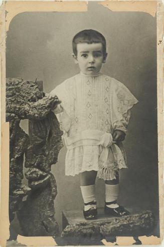 (Retrato de niño con traje de fiesta)