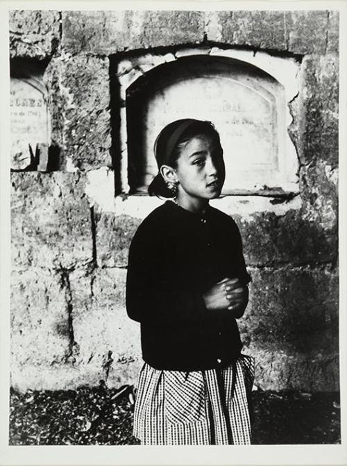 Niña en el cementerio