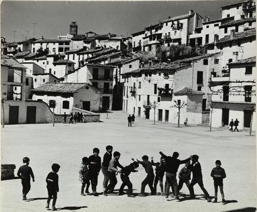 Niños jugando en la plaza