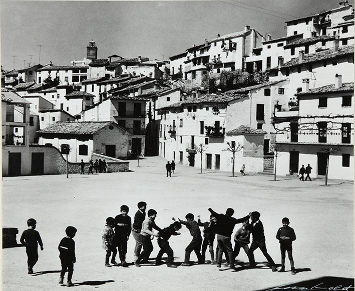 Niños jugando en la plaza