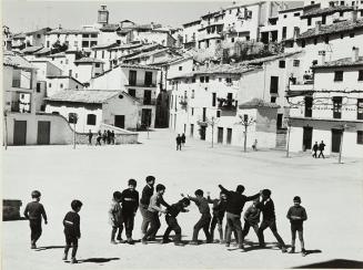 Niños jugando en la plaza