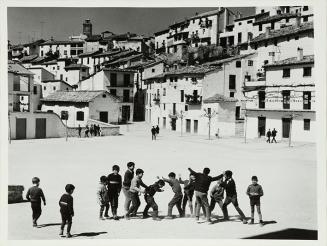 Niños jugando en la plaza