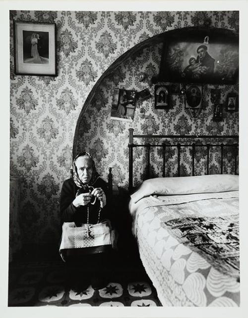 La tía Anastasia en el dormitorio