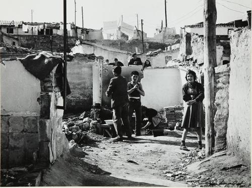 Gente en las ruinas