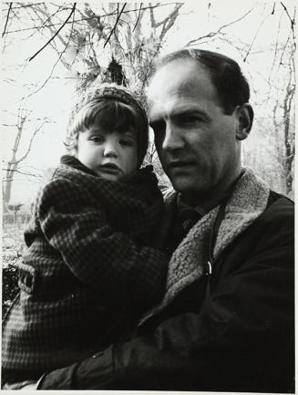 Julio López Hernández con niña