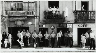 Músicos esperando el comienzo de las fiestas