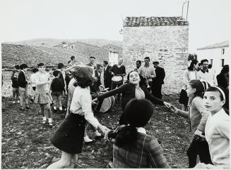 Niñas jugando al corro