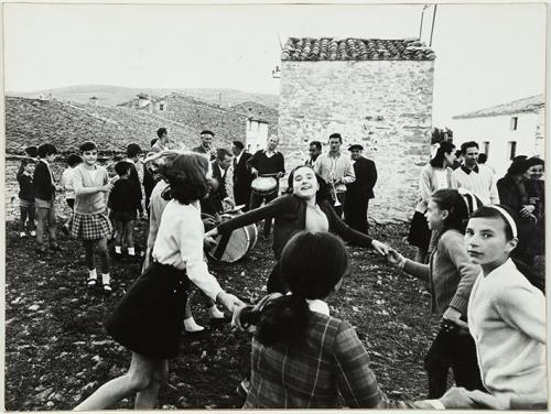 Niñas jugando al corro