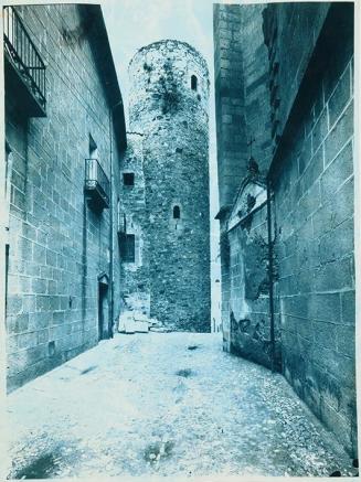 Calle con torre