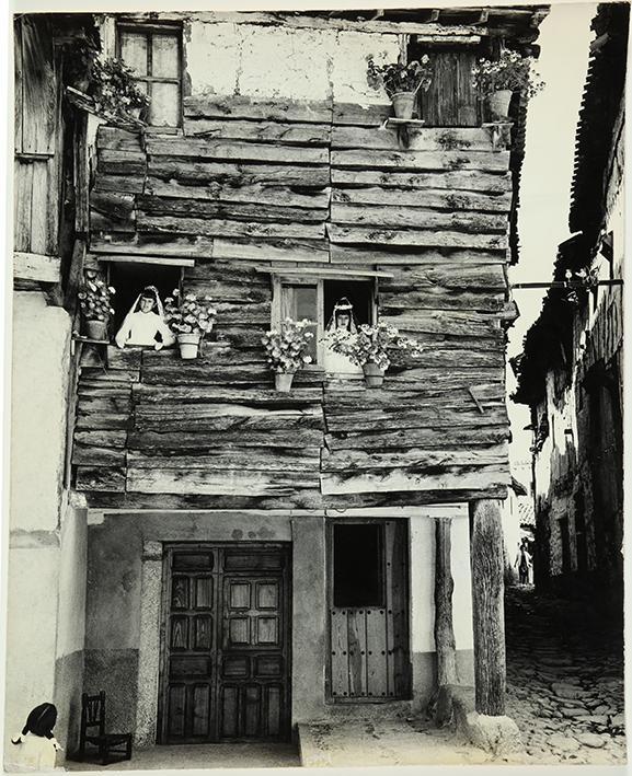 La vida en un pueblo. (Casa con niñas de Primera Comunión en las ventanas)